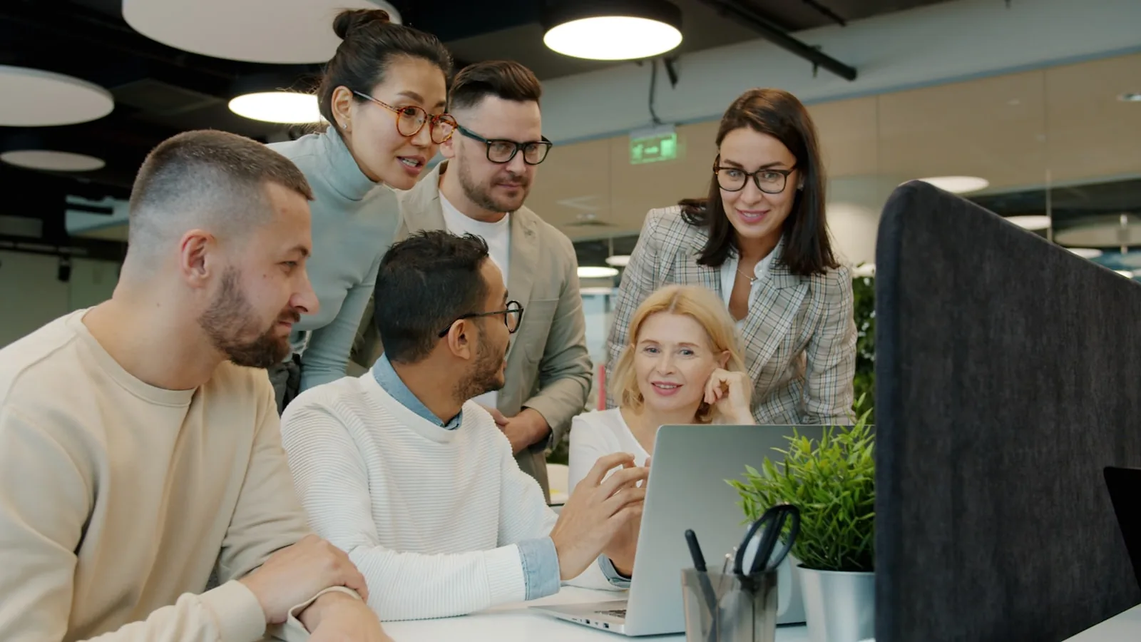 Business-Team bei der gemeinsamen Arbeit an digitalen Projekten