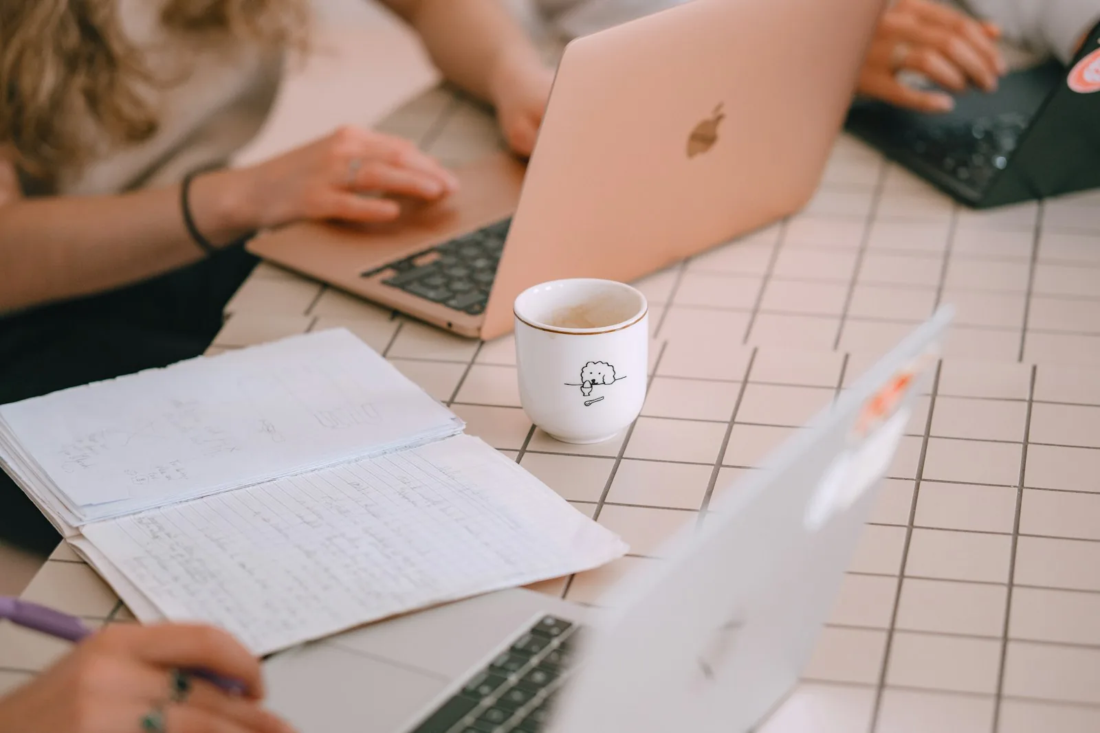 Digitale Marketingplanung mit Laptops und Notizen